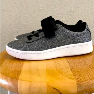 Selling little girl PUMAS